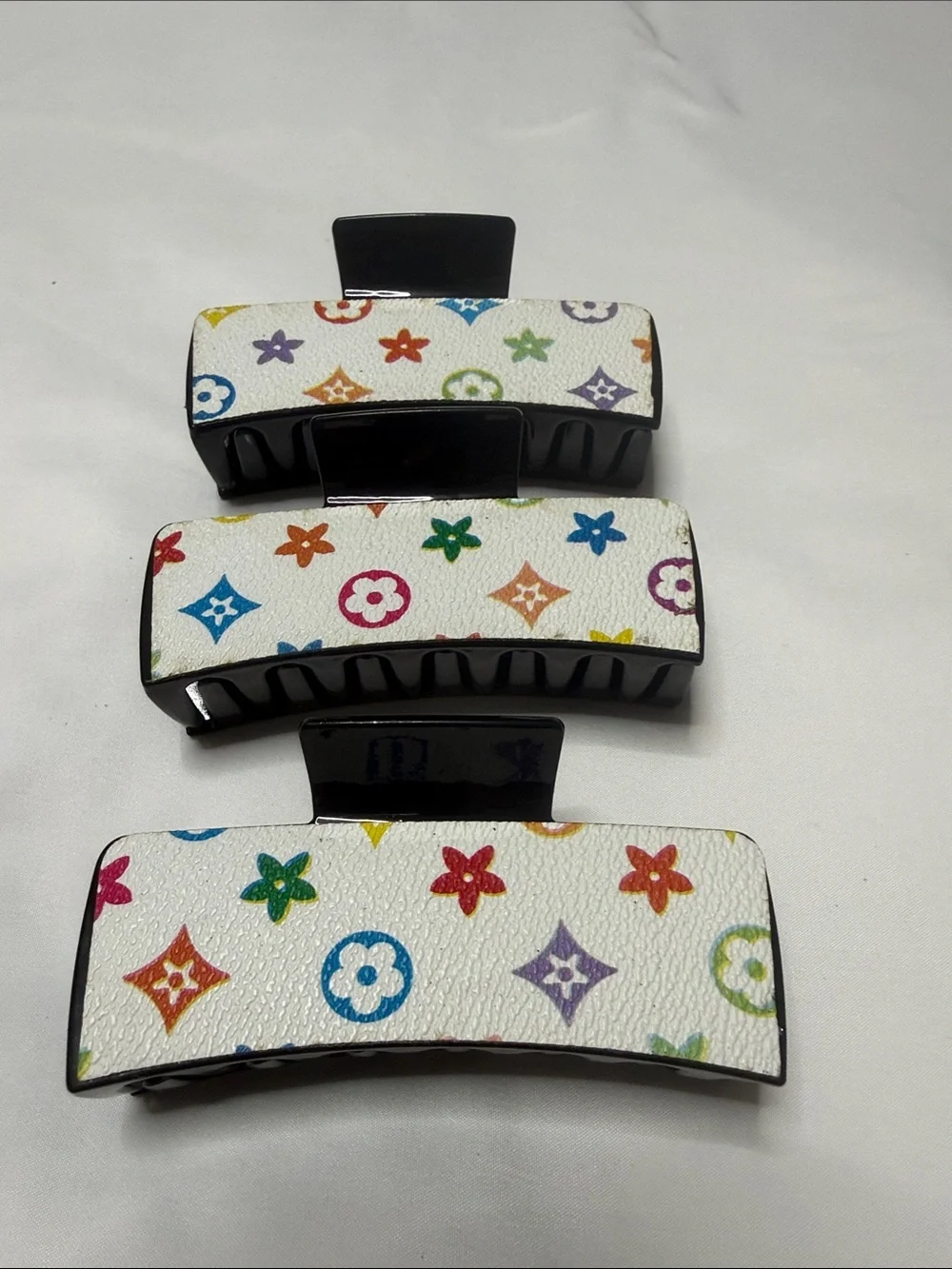 White Multicolor Pattern Hair Claw Clip - Stylish Women's Hair Accessory